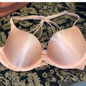 Victoria’s Secret bombshell 32A
